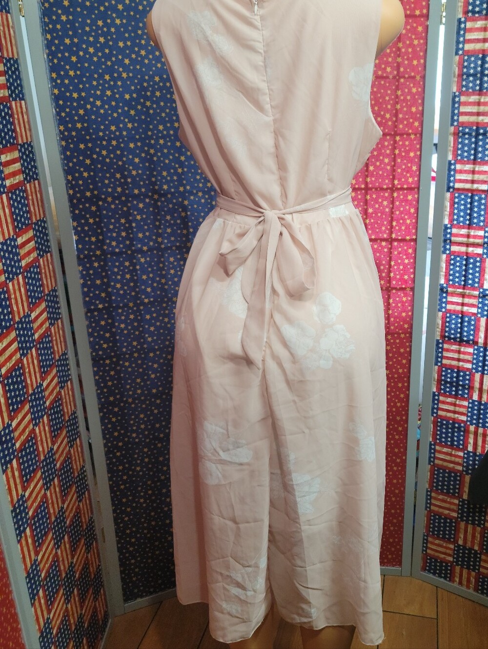 Sleeveless Blush Pink V-Neck Midi Dress - Picture 3 of 3